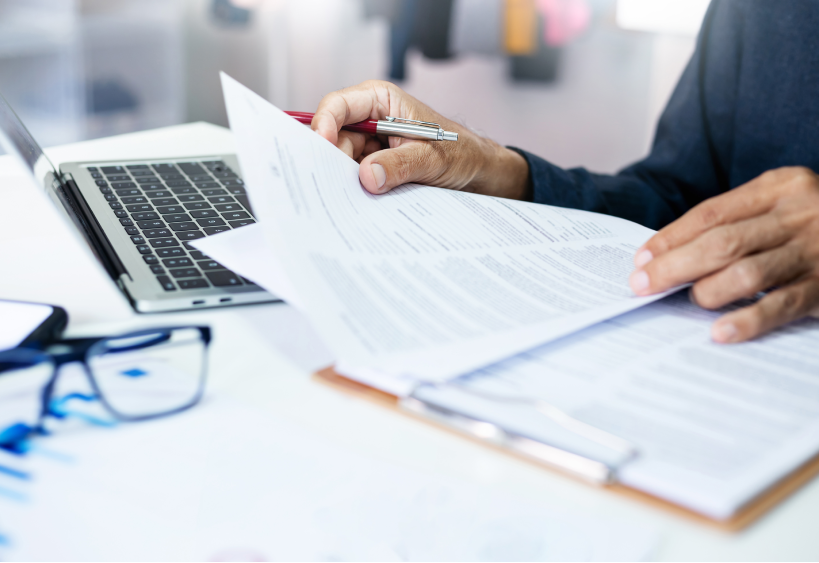 Mains sur un document