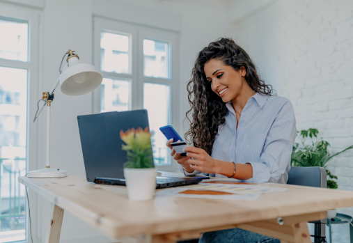 Une femme qui paie ses dettes