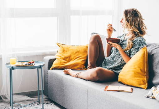 Femme sur un fauteuil 