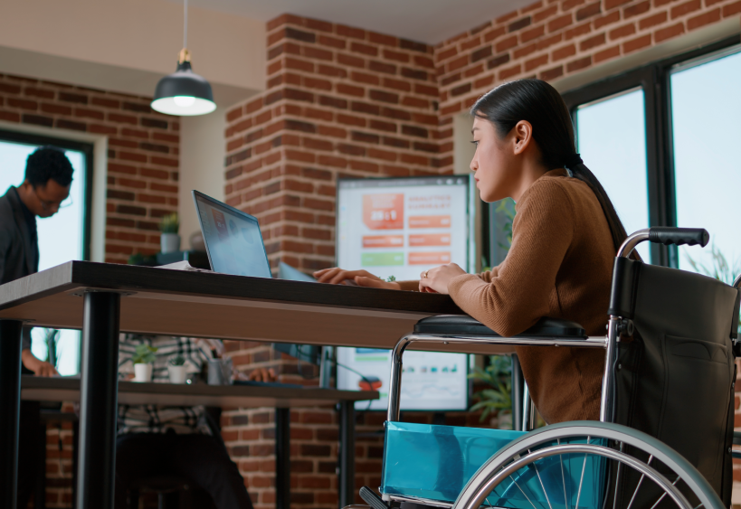 Femme qui regarde son ordinateur