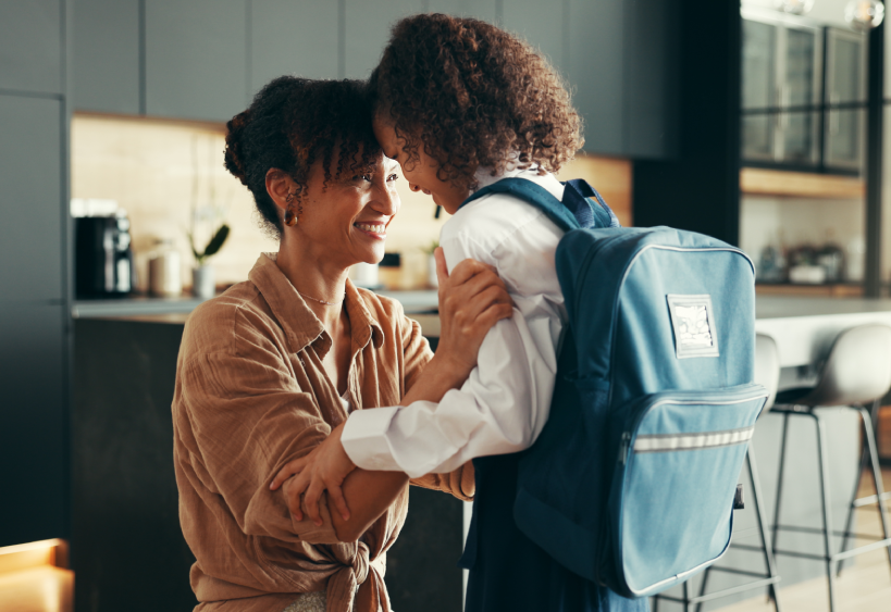 Une mère souriant à sa fille
