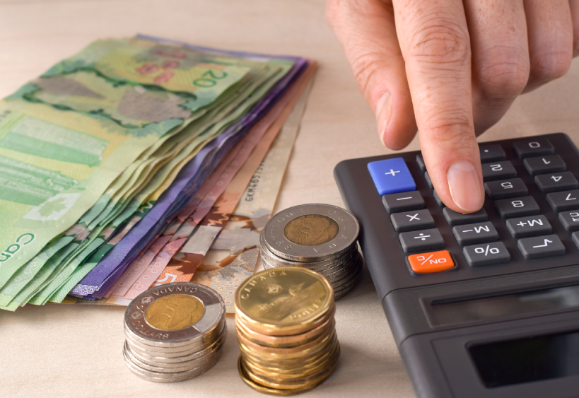 Argent liquide et calculatrice