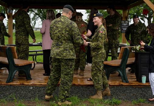 Des gens qui parlent dehors