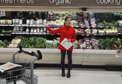 Femme parlant dans une épicerie