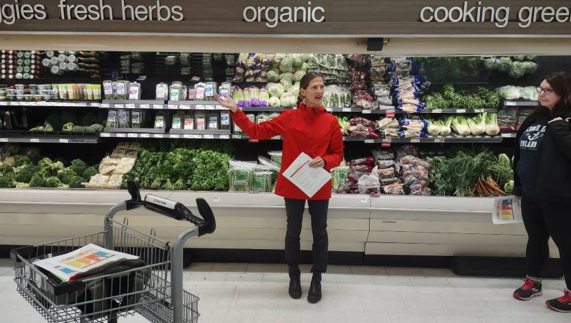 Femme parlant dans une épicerie