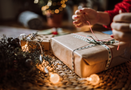 Mains qui ouvrent un cadeau