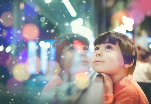 Enfant qui regarde par la fenêtre 