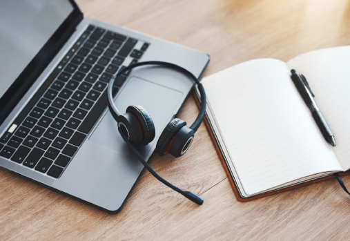 Un laptop et un carnet