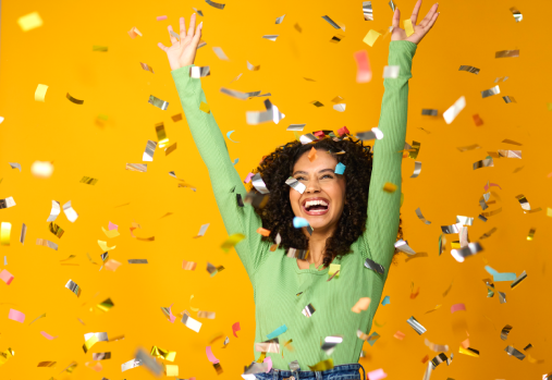 Une femme qui sourit sous confettis