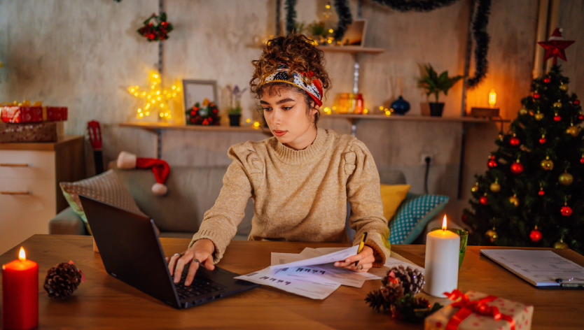 Femme devant son ordinateur et sapin