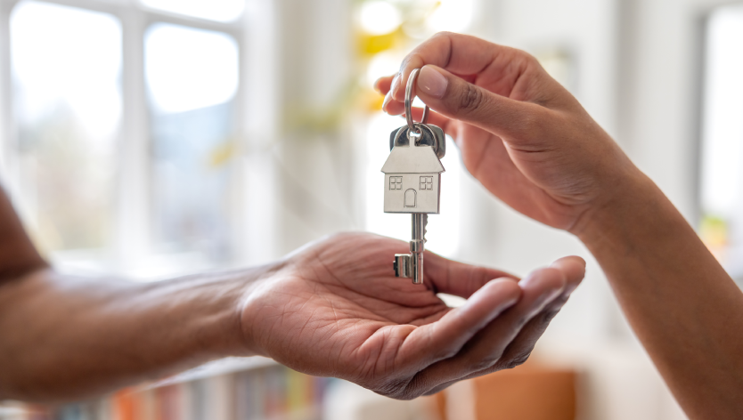 Des mains attrapant des clés de maison