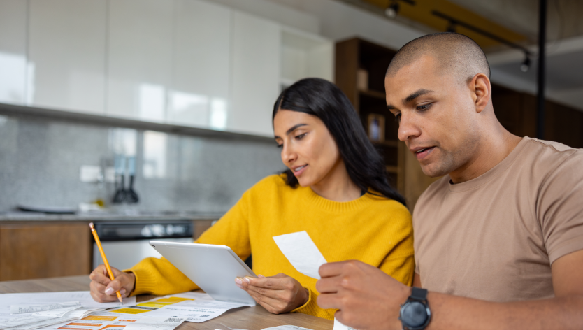Un couple qui consulte des factures