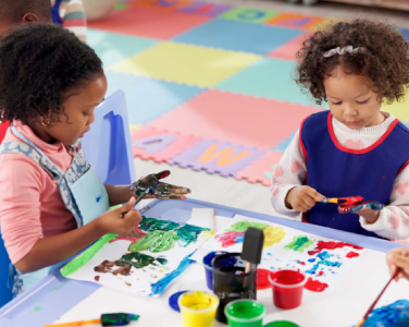 Enfants qui peinturent