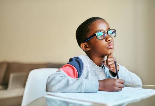 jeune garçon à l'école