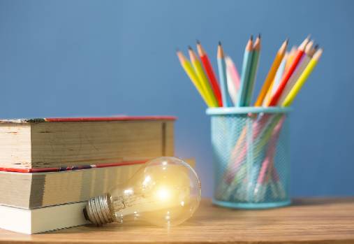 livres avec des crayons