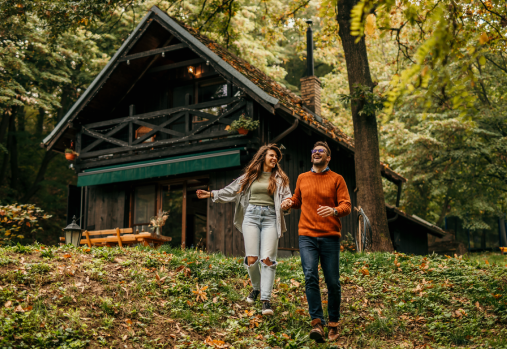 Couple heureux dans les bois