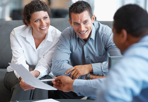 Couple recevant des conseils financiers d'un expert