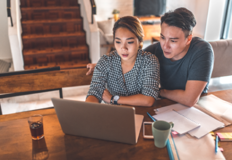 couple examinant ses finances