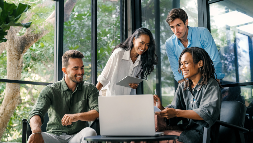 Groupe de collègues heureux