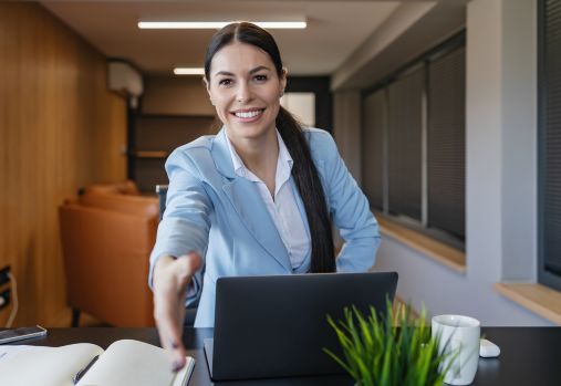 Femme serrant la main