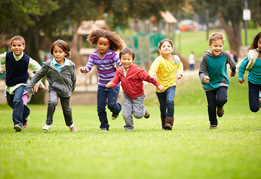 Des enfants qui courent