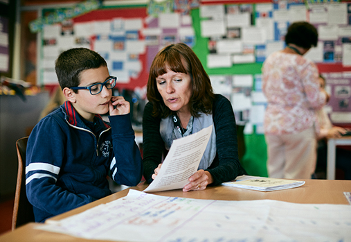 conseillère avec un jeune