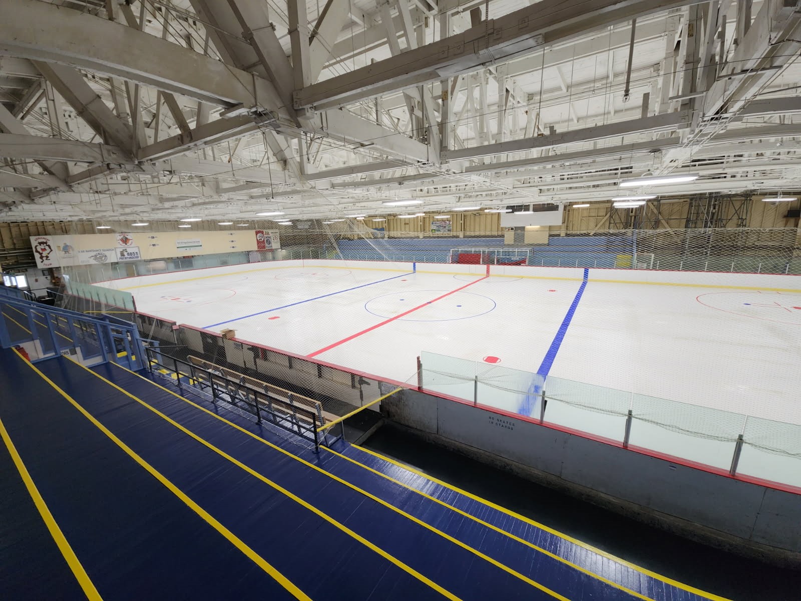 Une photo de la surface de glace de l’aréna Greenwood Gardens