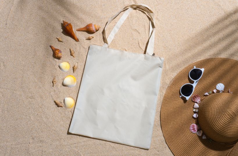sac fourre-tout sur le sable