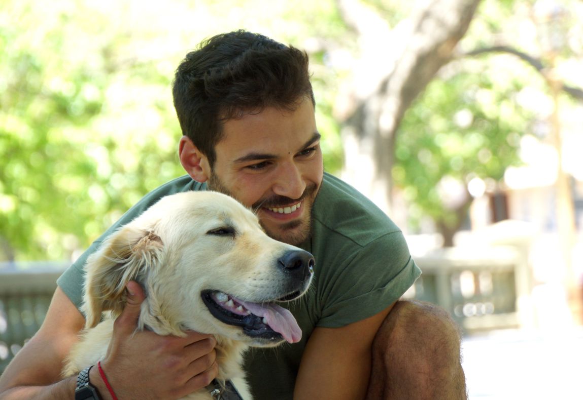 un homme et son chien