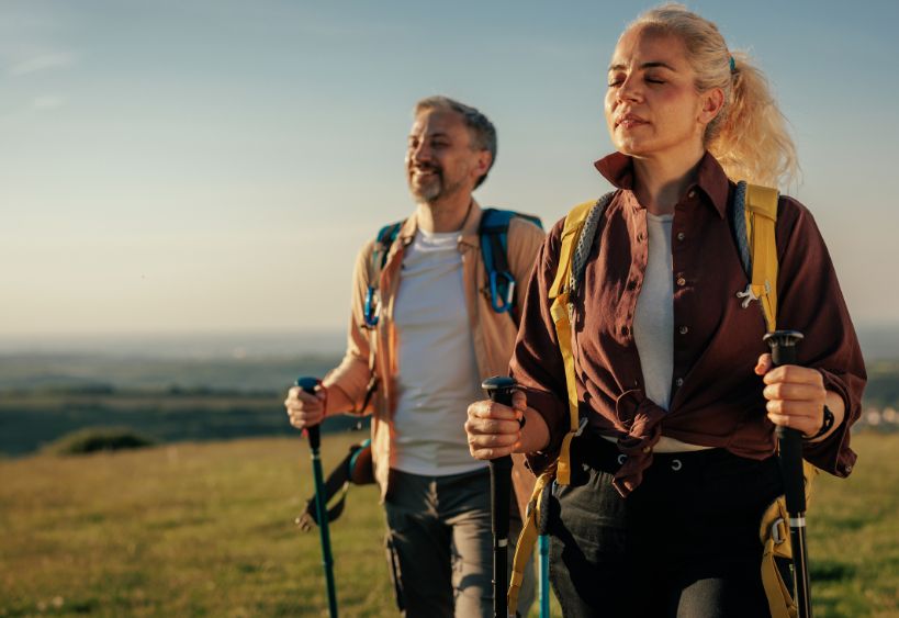 Deux adultes marchant avec des cannes, les yeux fermés pour respirer.