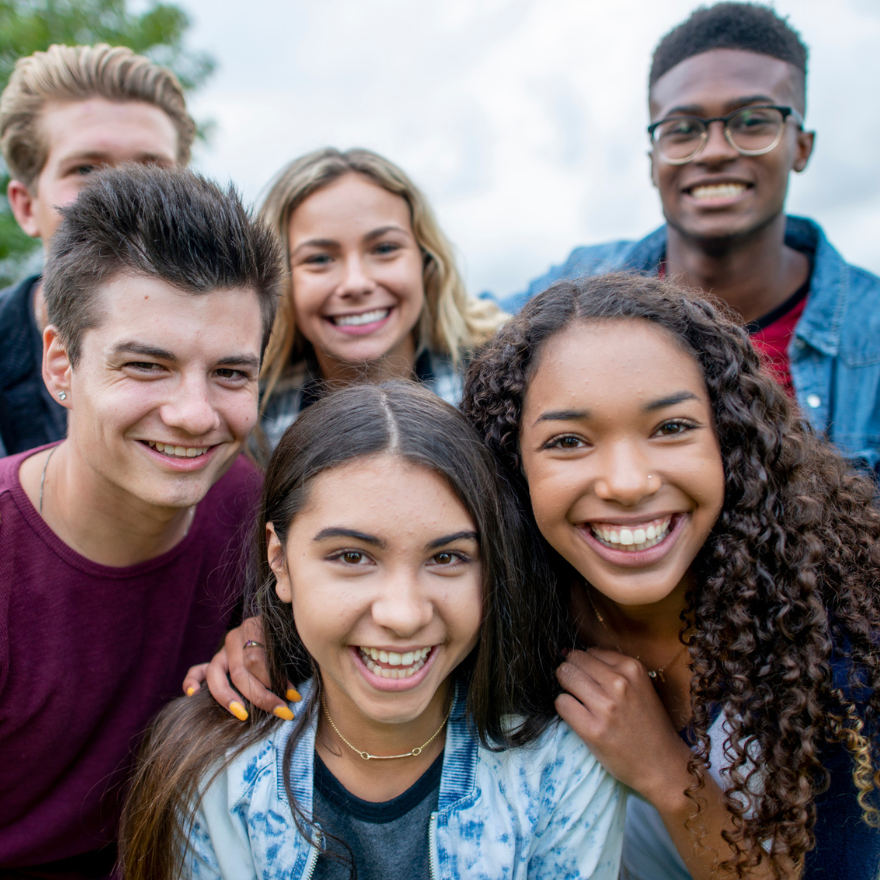 lumière, couleurs, nuages et une personne inspirée