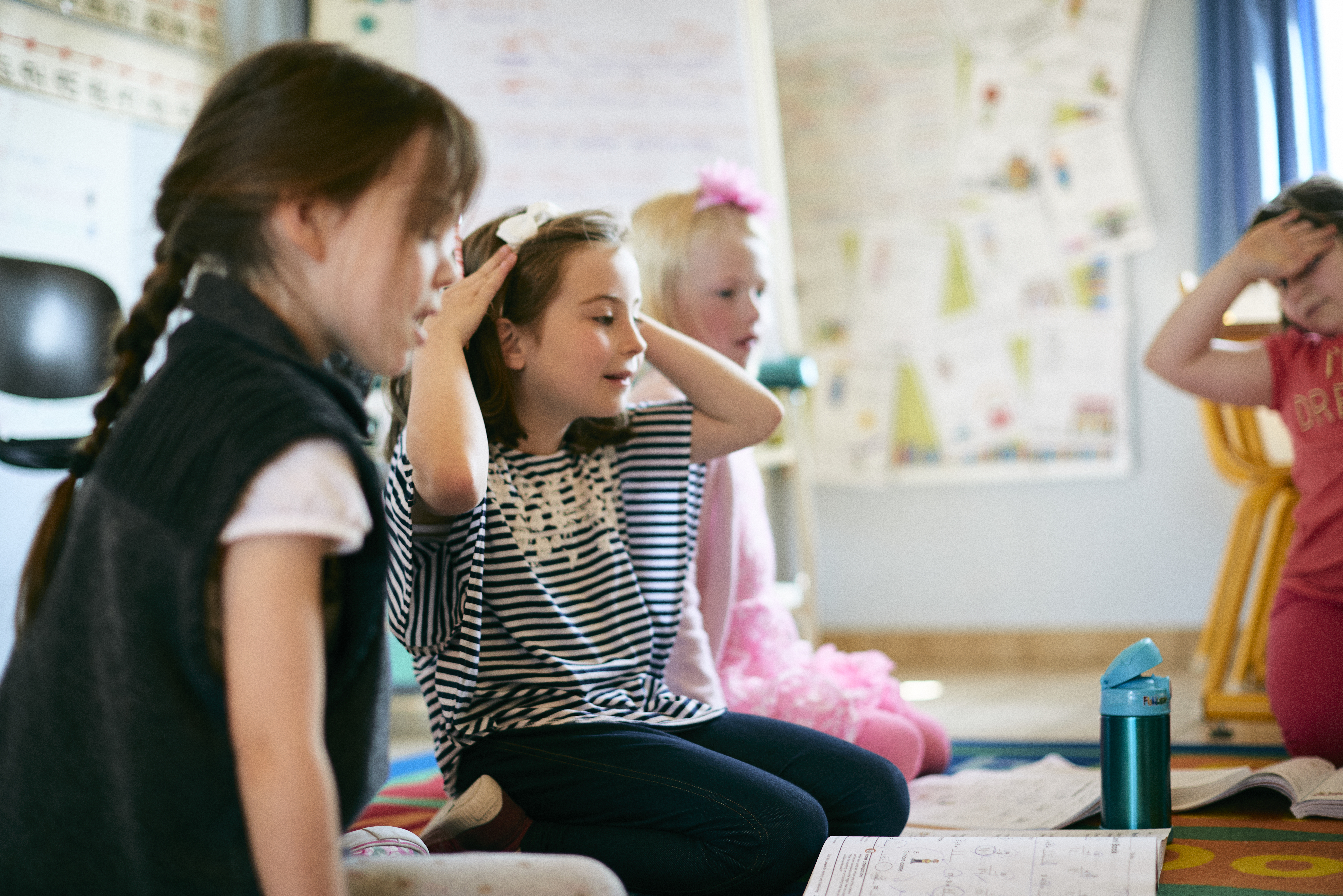Des enfants participant ensemble à une activité guidée, favorisant la concentration, les liens et la confiance.