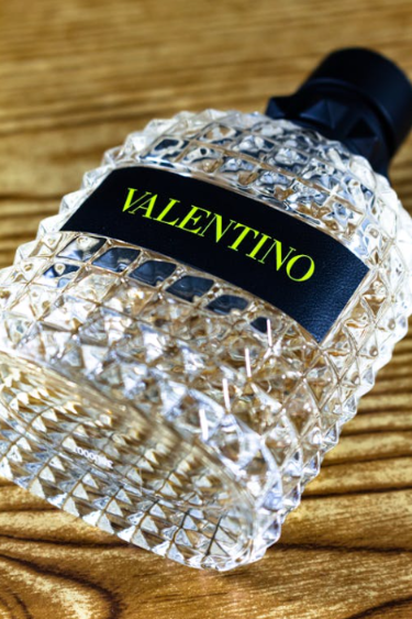 Une bouteille de parfum Valentino posée sur une table