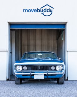 Voiture dans un garage de stockage, logo MoveBuddy
