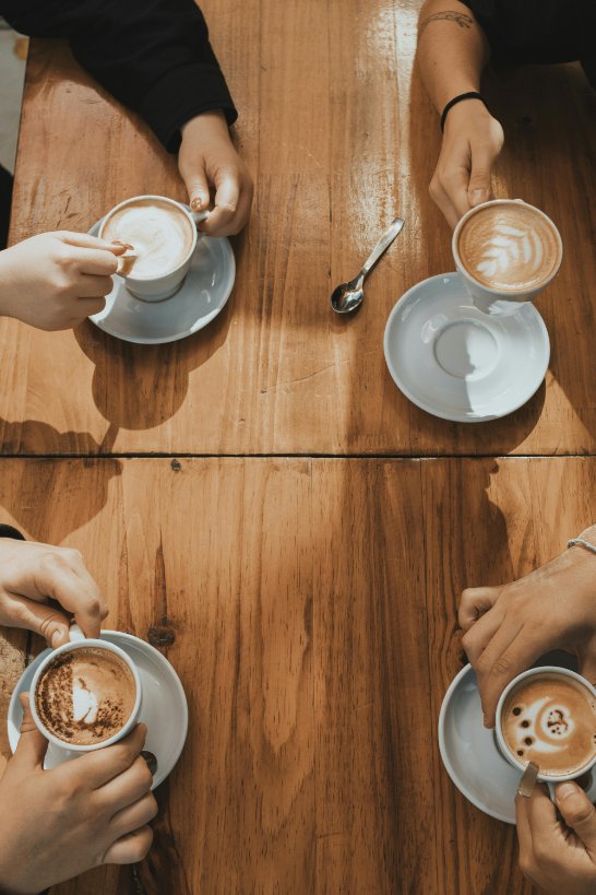 Quatre personnes avec leurs cafés