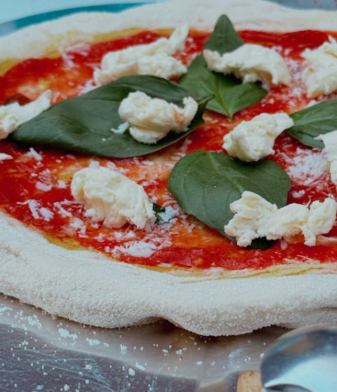 Une pizza avec de la mozzarella de Bufalo comme garniture