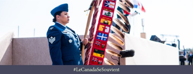 Femmes militaires debout avec des drapeaux